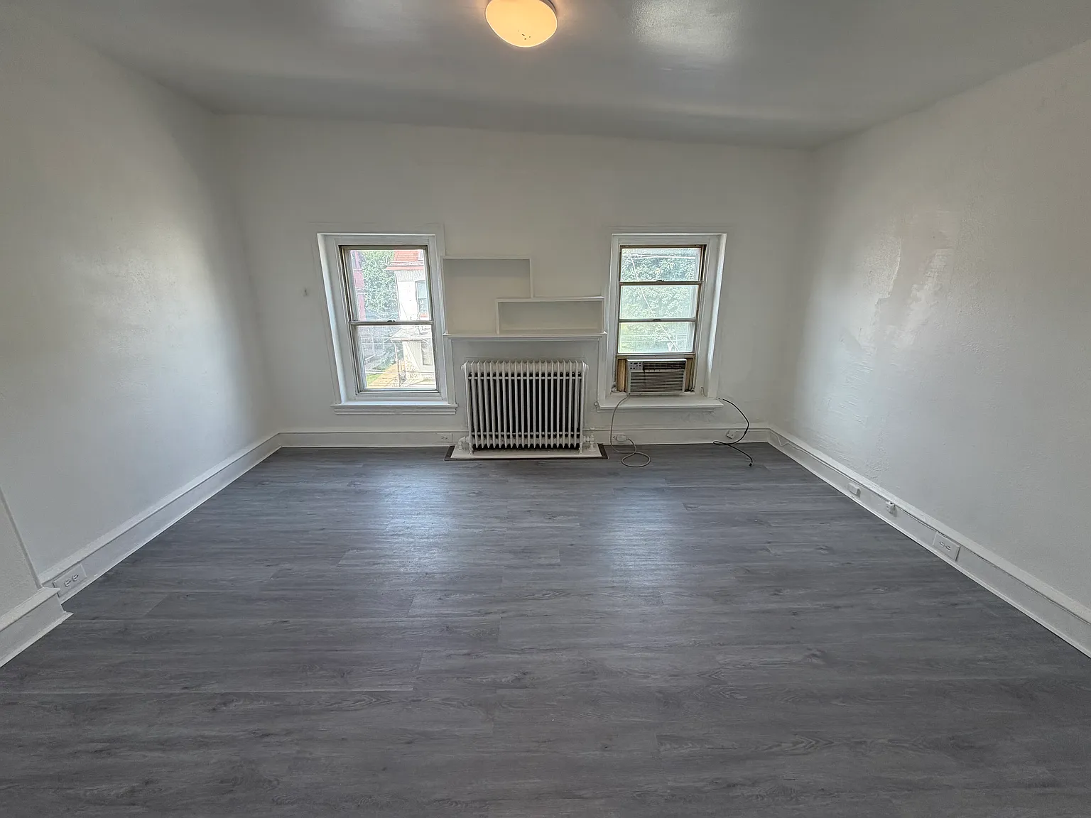 Studio, $950 — Photo 1