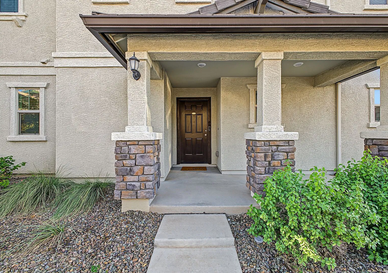 Beautiful 3-Bedroom Home with Loft, Den & Upgraded Kitchen — Photo 1