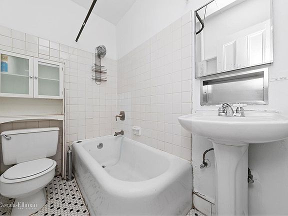 4th image of 118 E 37th St APT 4