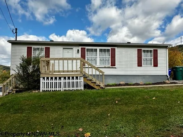 8069 Pine St, Clarksburg, WV 26301