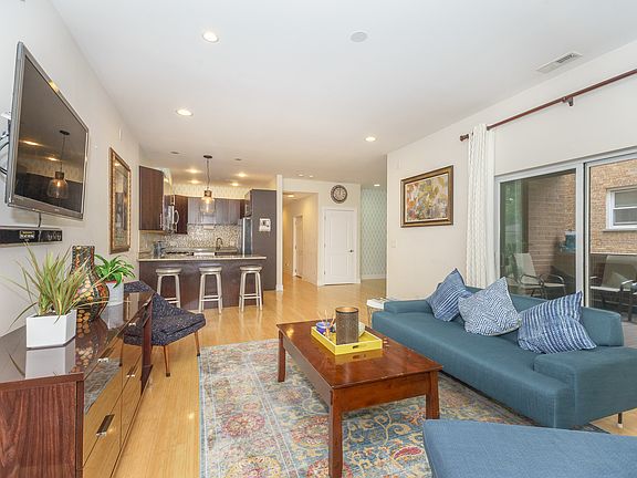 5th image of 2921 W Glenlake Ave #2S