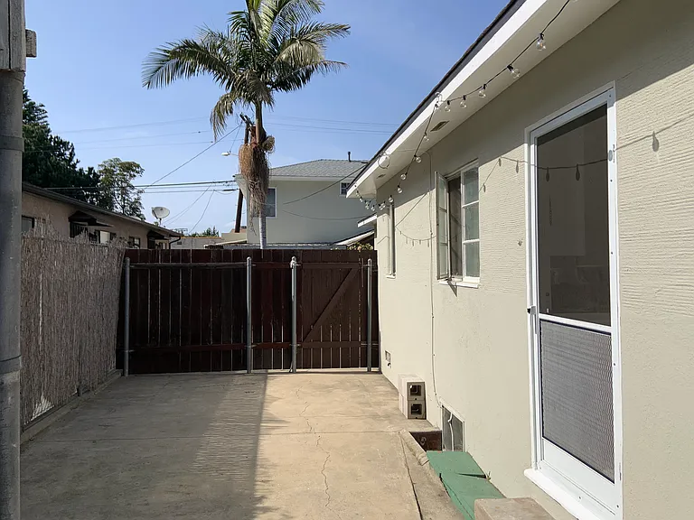 2599 Wellesley Ave — Photo 8
