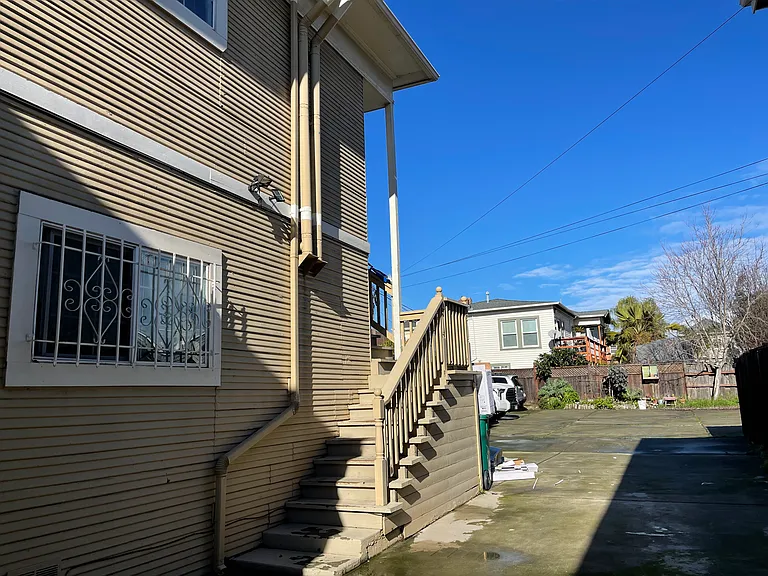 682 W Macarthur Blvd — Photo 21