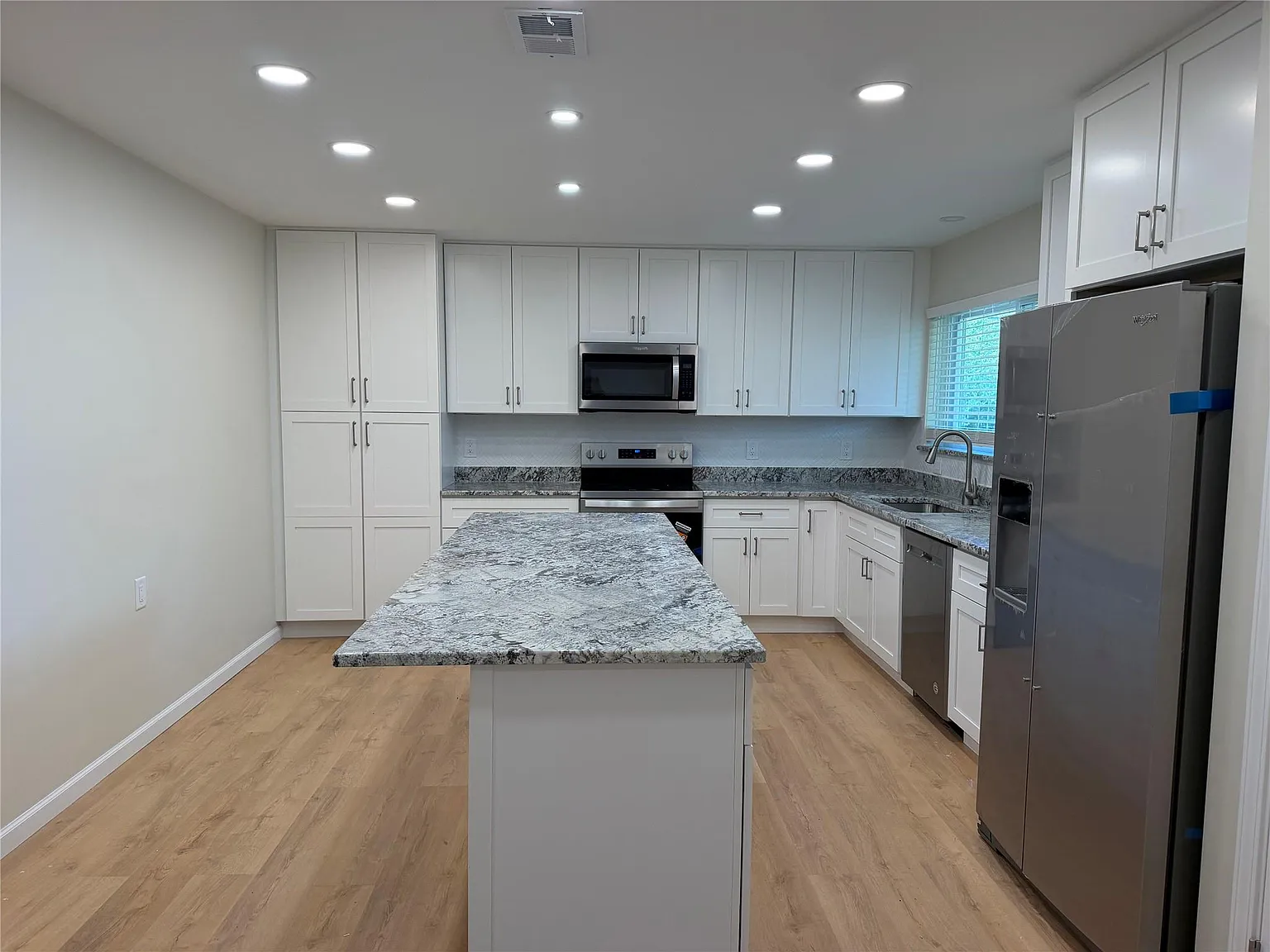 2 bed, 1.0 bath, 900 sqft, $1,975 — Photo 2