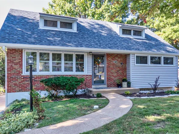 8711 Glenwood Dr, Saint Louis, MO 63126