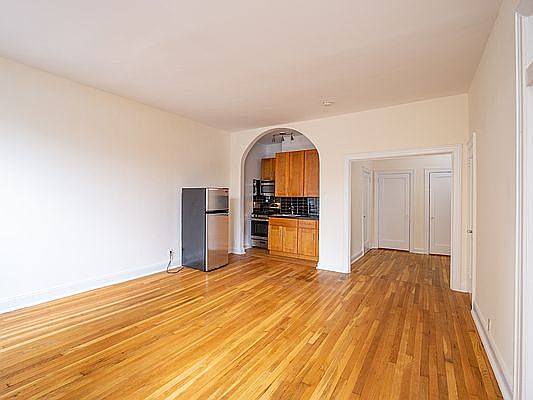 5th image of 207 W 14th St APT 5R