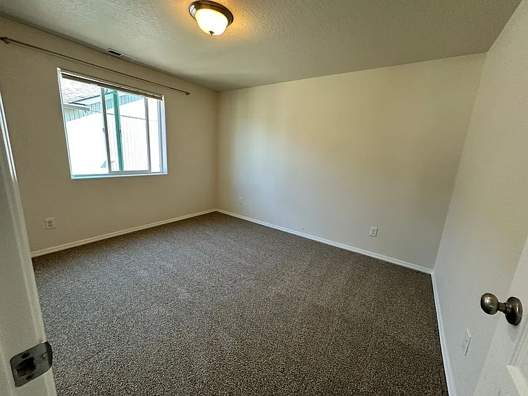 533 Derby St SE — Photo 18