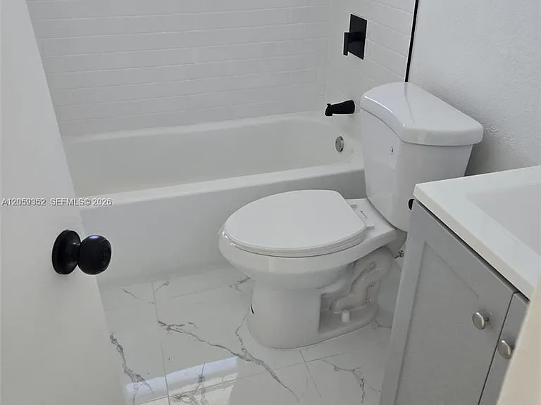1000 W 28th St #17 — Photo 11