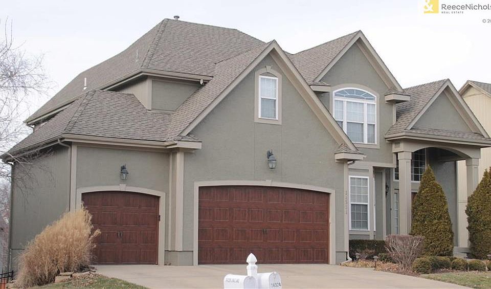 Welcome Home! Beautiful 2 Story in Coveted Somerset Brooke in heart of Overland Park..