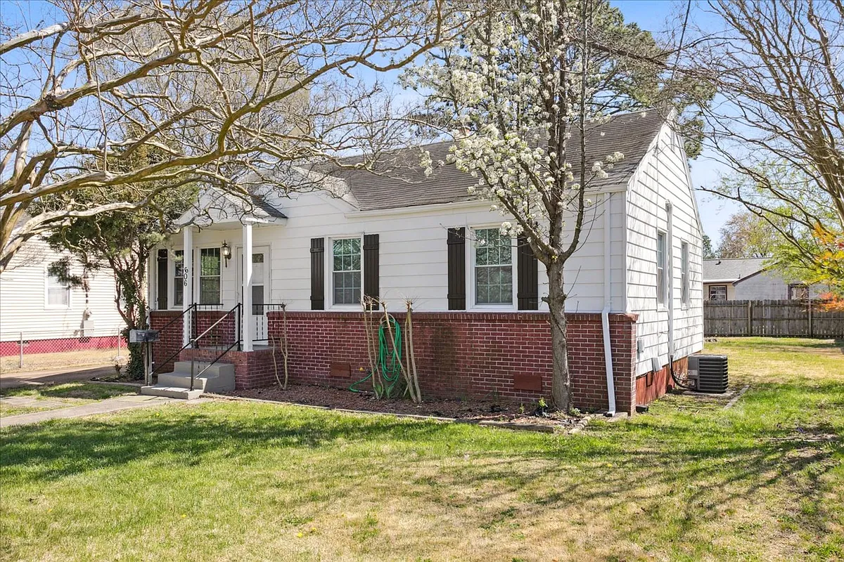 Building Photo - 606 Randolph Rd