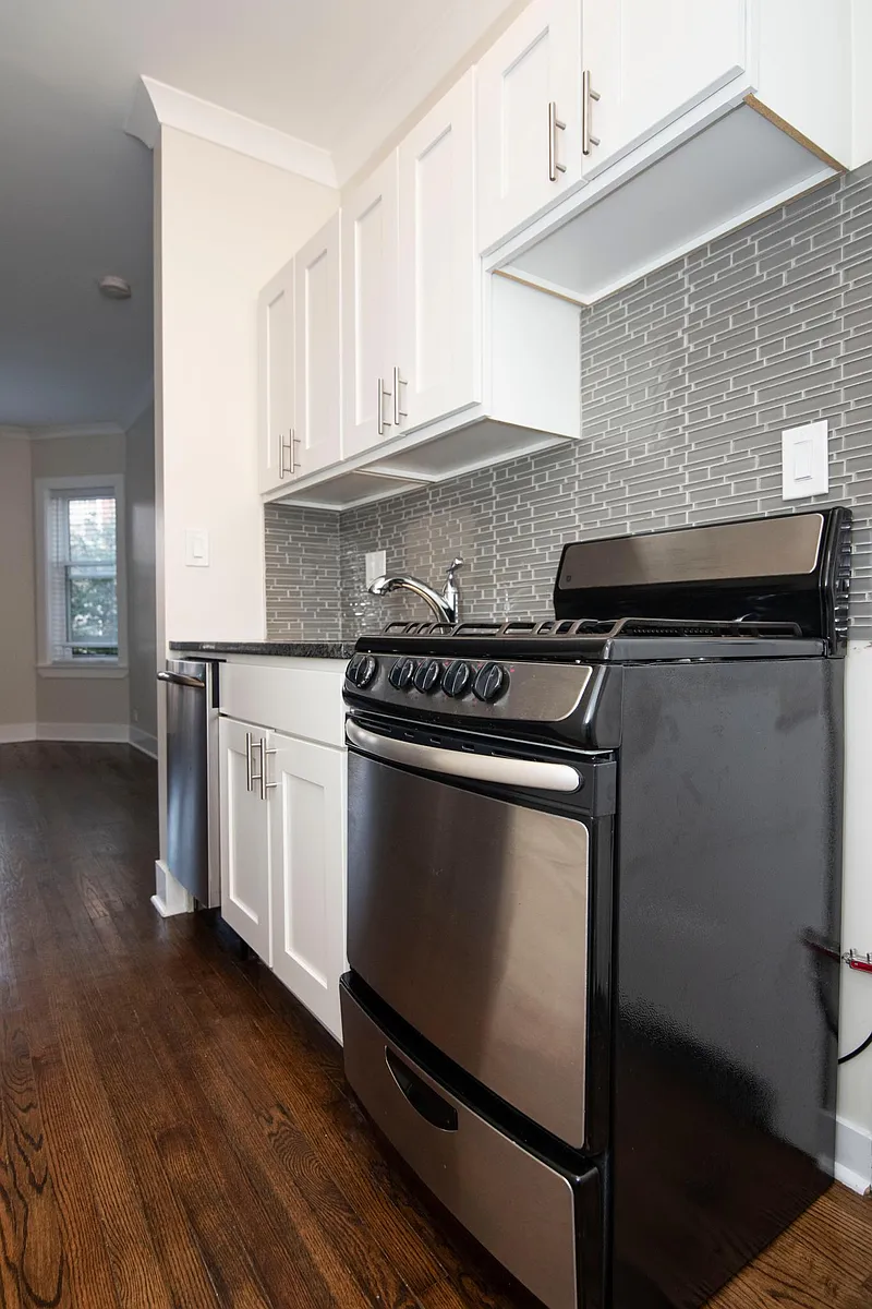 Building Photo - 646.5 W Roscoe St #1N