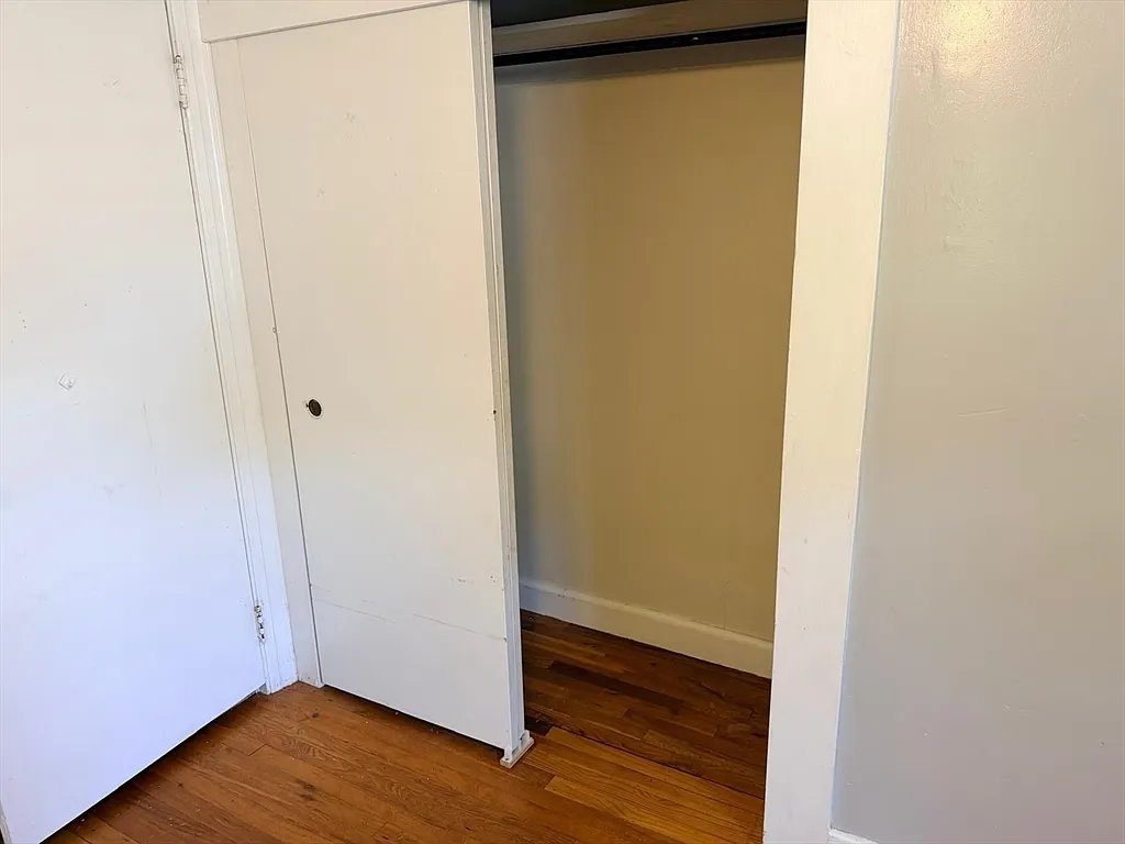 1 bed, 1.0 bath, 9999 sqft, $900 — Photo 2