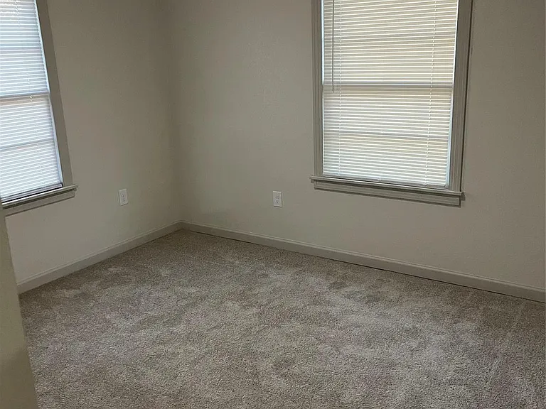 902 Alice St — Photo 10