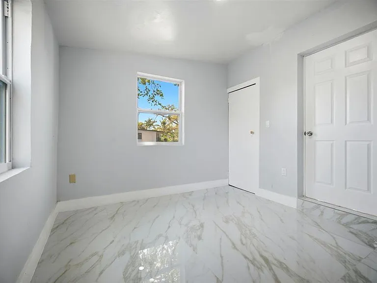 1517 NE 53rd Ct — Photo 4