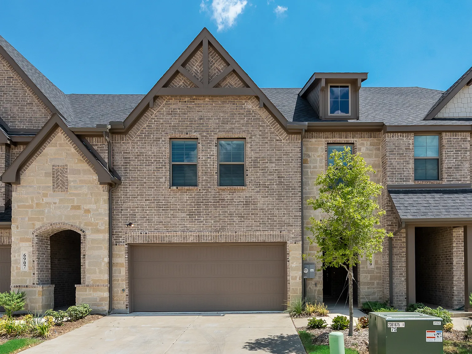 3 bed, 2.5 bath, 1705 sqft, $2,800 — Photo 2