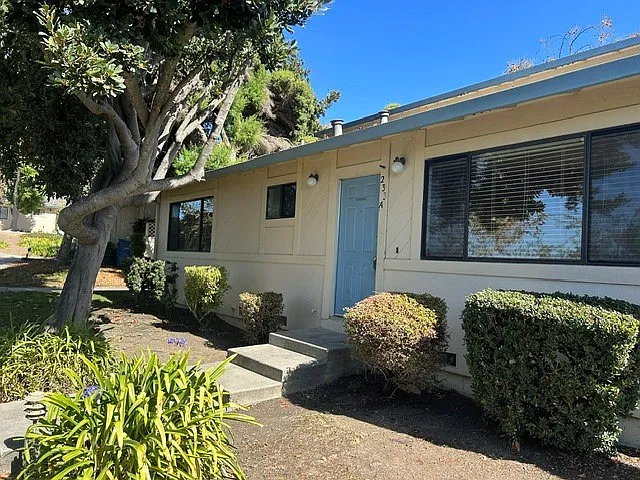 2 bed, 1.5 bath, 924 sqft, $3,200 — Photo 1