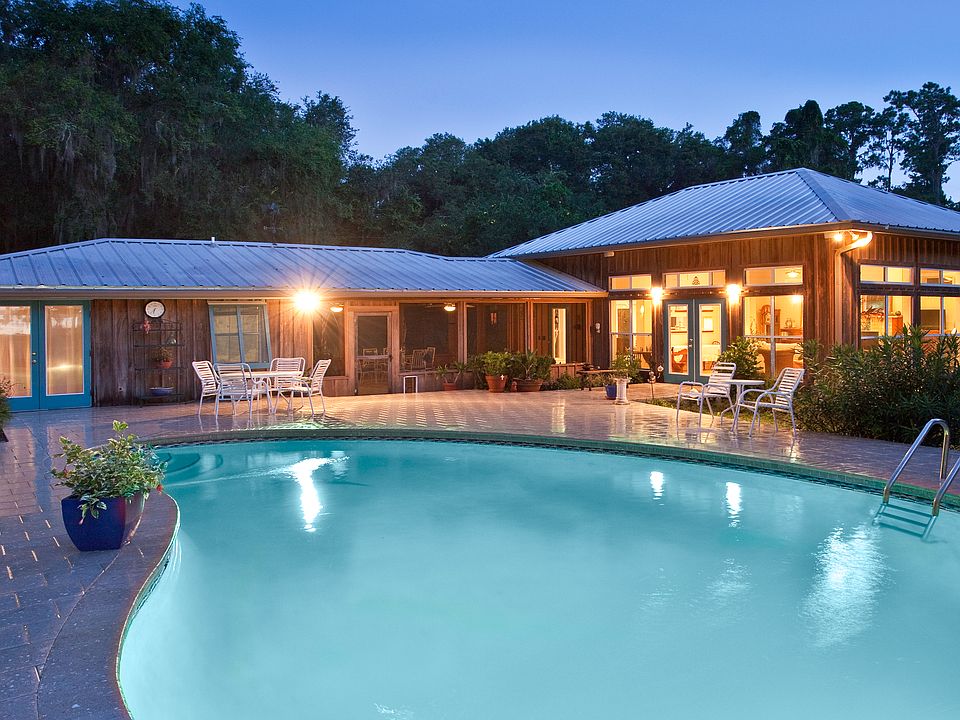 Poolhouse, screen porch, LR