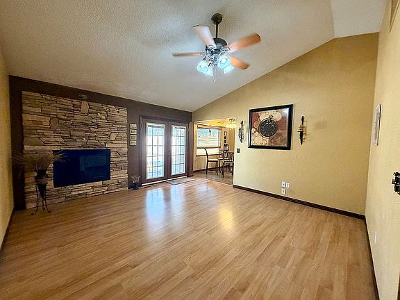 5th image of 709 Pinewood Ct