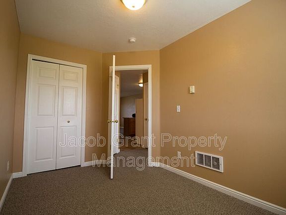 5th image of 975 Eve Dr APT 4