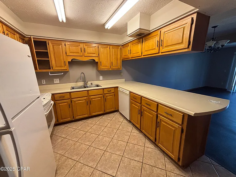 6441 Oakshore Dr — Photo 2