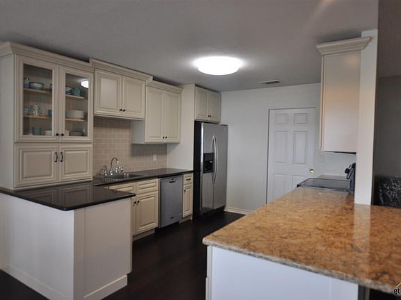 4th image of 22815 Lakeview Cir