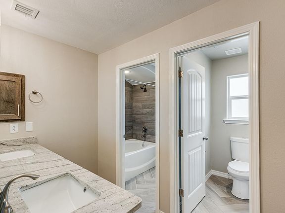 4th image of 904 Crooked River Dr