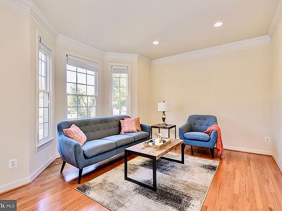 5th image of 1024 Pleasant Cir