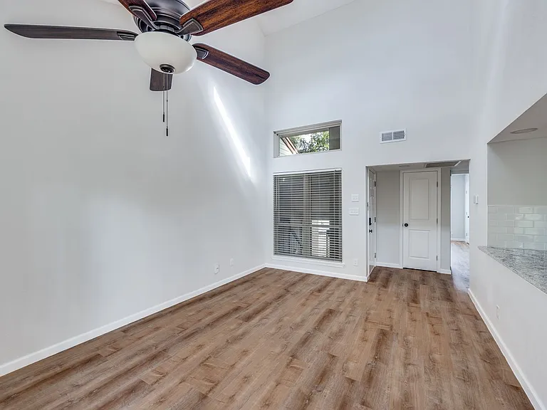 Creekside Condominumums — Photo 5