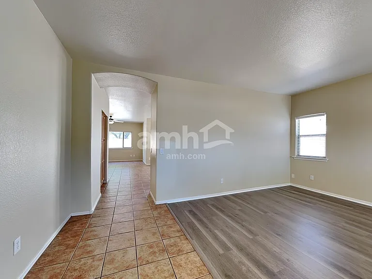 11852 W Cambridge Ave — Photo 9