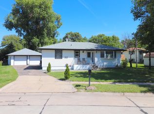 910 5th St, Columbus, NE 68601