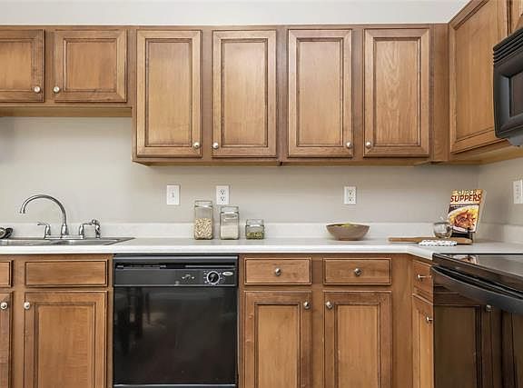 3rd image of 4857 Heritage Heights Cir