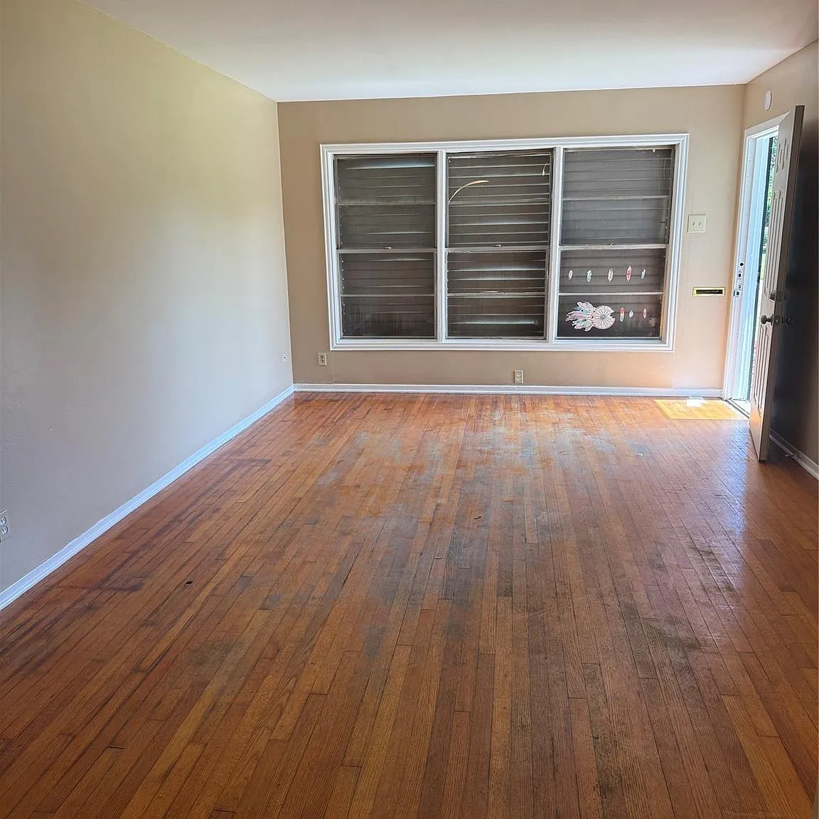 3 bed, 1.0 bath, 1071 sqft, $1,600 — Photo 2