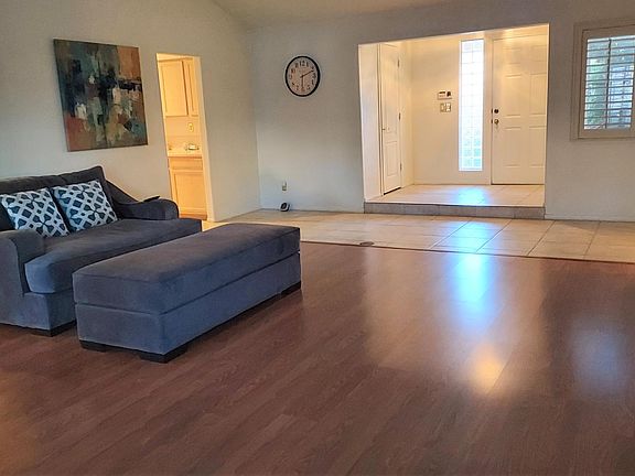 Lining Room/Entry