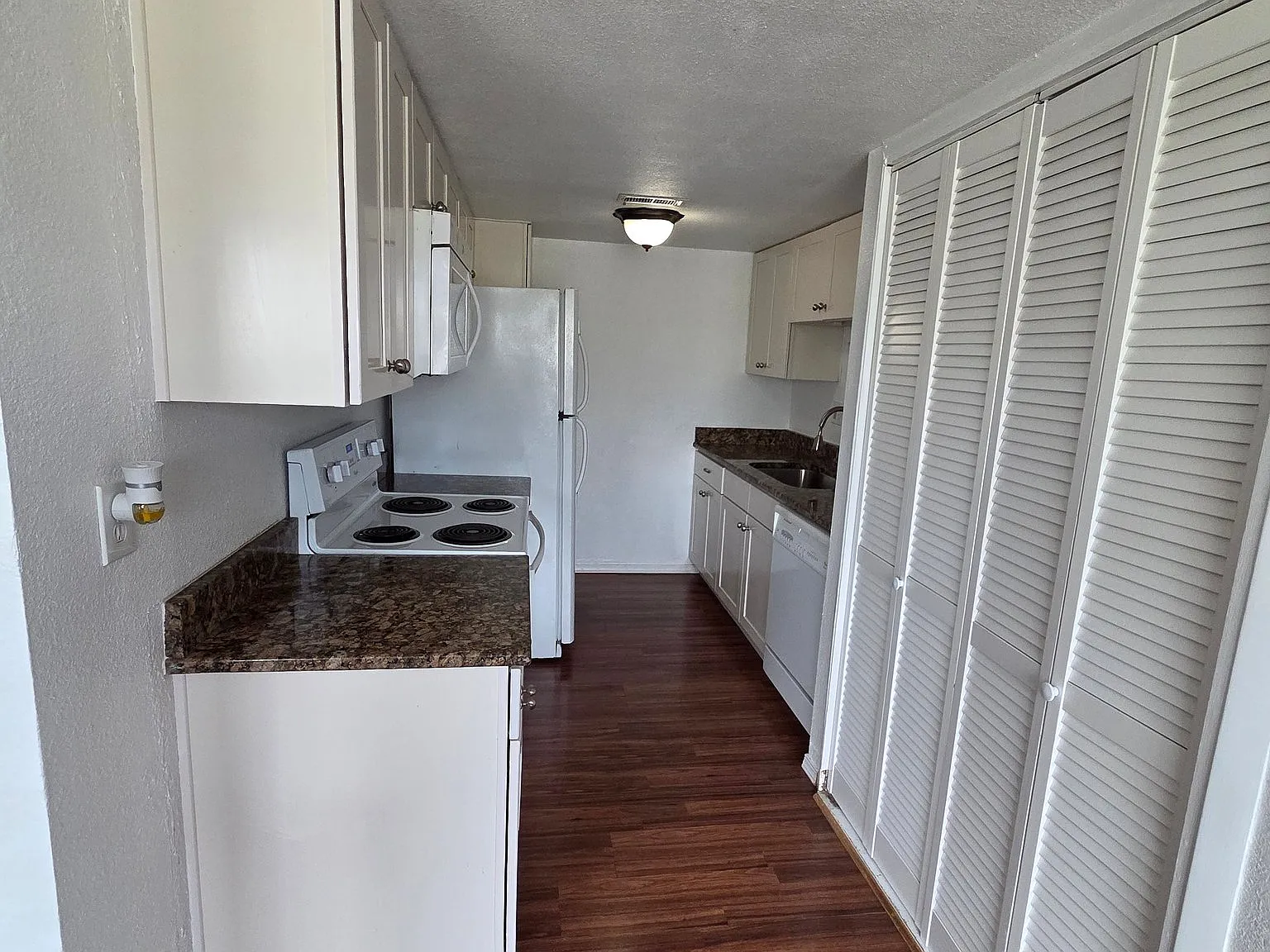 Cozy 2 Bed Townhouse in Lakewood | 1 Bath | Available 9/15 | $2000/mo — Photo 3