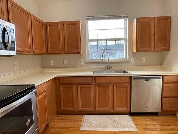 5th image of 915 Sandalwood Dr