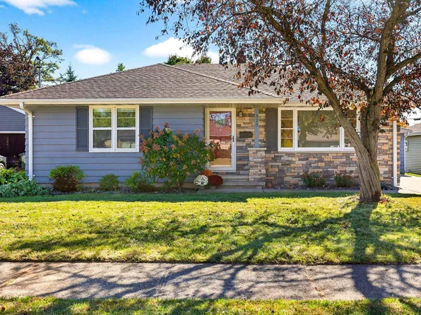 325 E 17th St, Kaukauna, WI 54130
