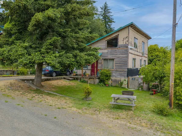 725 B St, Myrtle Point, OR 97458