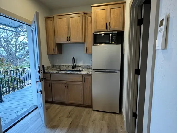 158 N Mountain Ave #B, Ashland, OR 97520