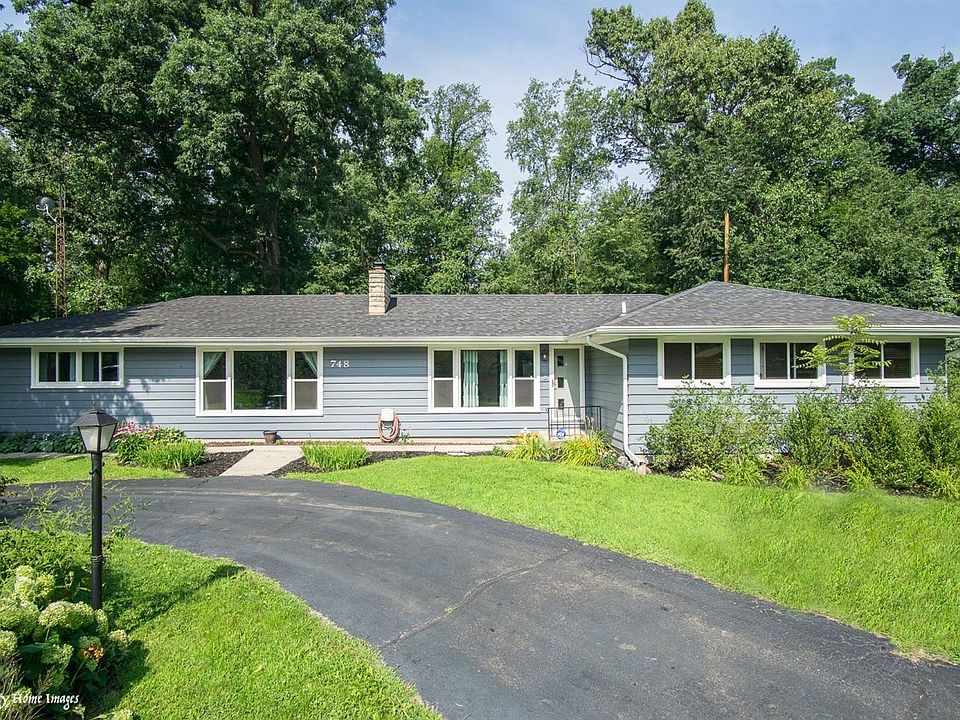 FRONT VIEW~ BEAUTIFUL SPRAWLING RANCH