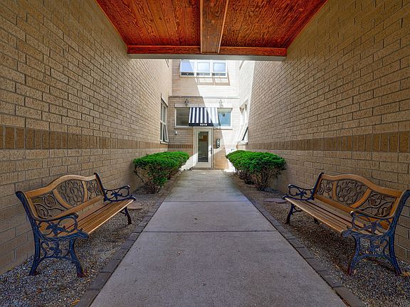 3rd image of 5318 N Ravenswood Ave Unit 203
