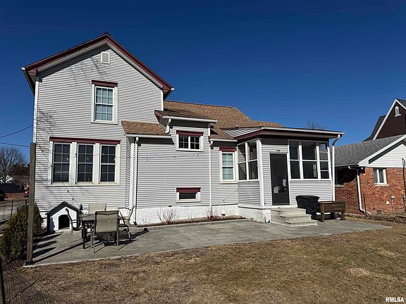 3rd image of 204 E 2nd Ave