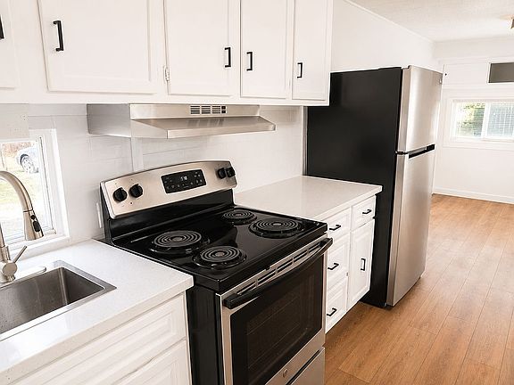 4th image of 16415 SE Stark St Unit 5