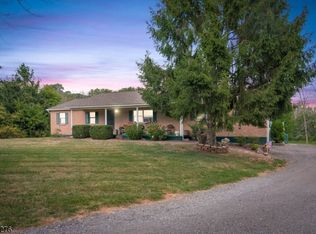 1166 Milford Warren Gln, Bloomsbury, NJ 08804