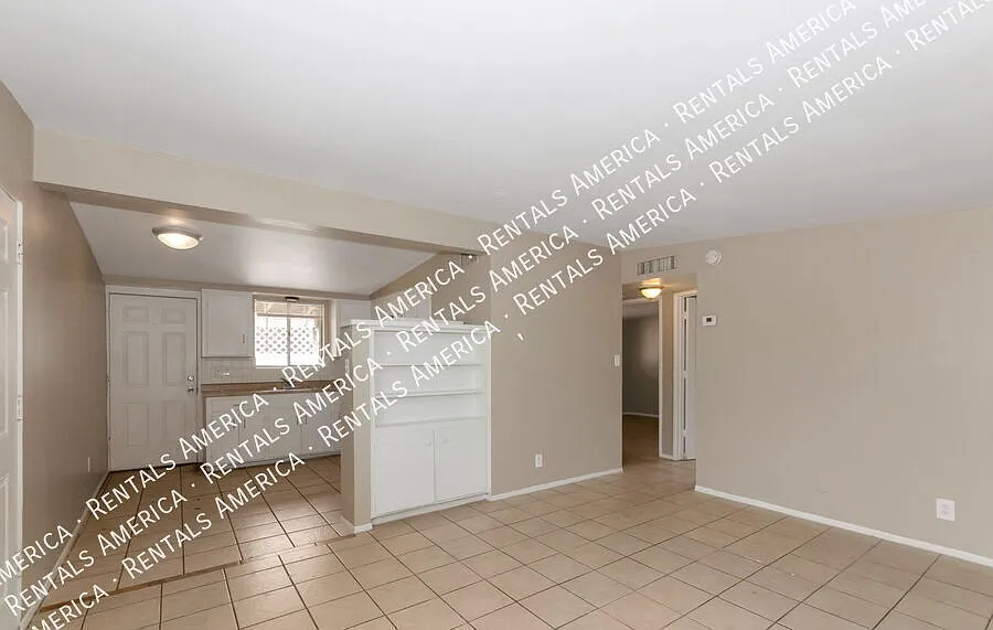 2 Bed 1 Bath Duplex-Amphi Neighborhood — Photo 3