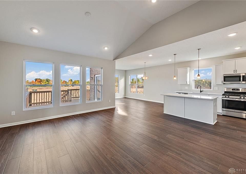 574 Crossing Blvd Dayton OH Zillow