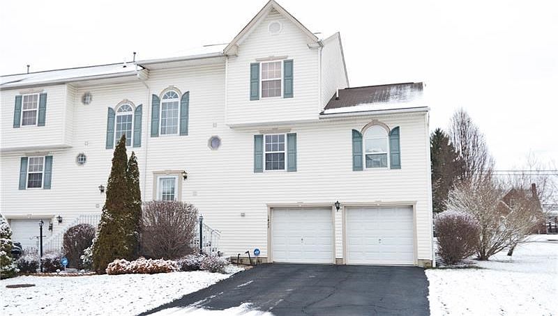 Welcome to this wonderful end unit in Georgetown Estates