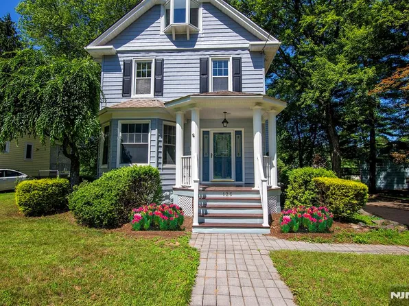 126 Grant Ave, Cresskill, NJ 07626