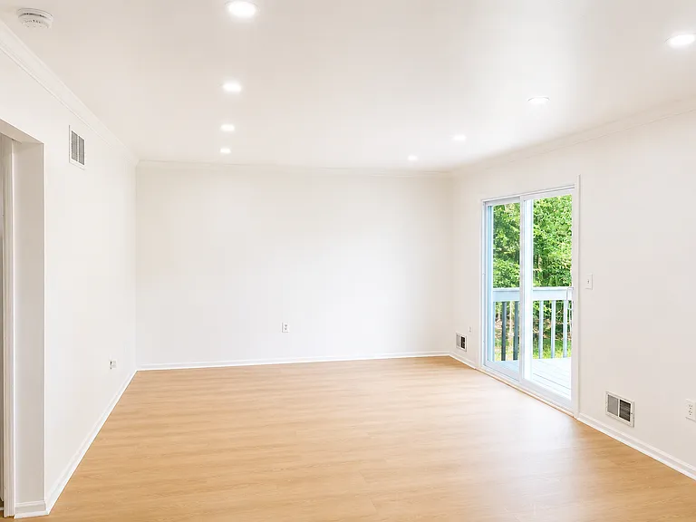 1085 Vaughn Ave — Photo 5