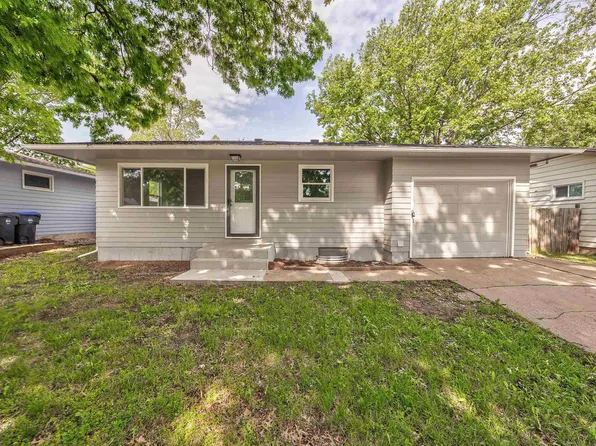 1917 SW Crest Dr, Topeka, KS 66604
