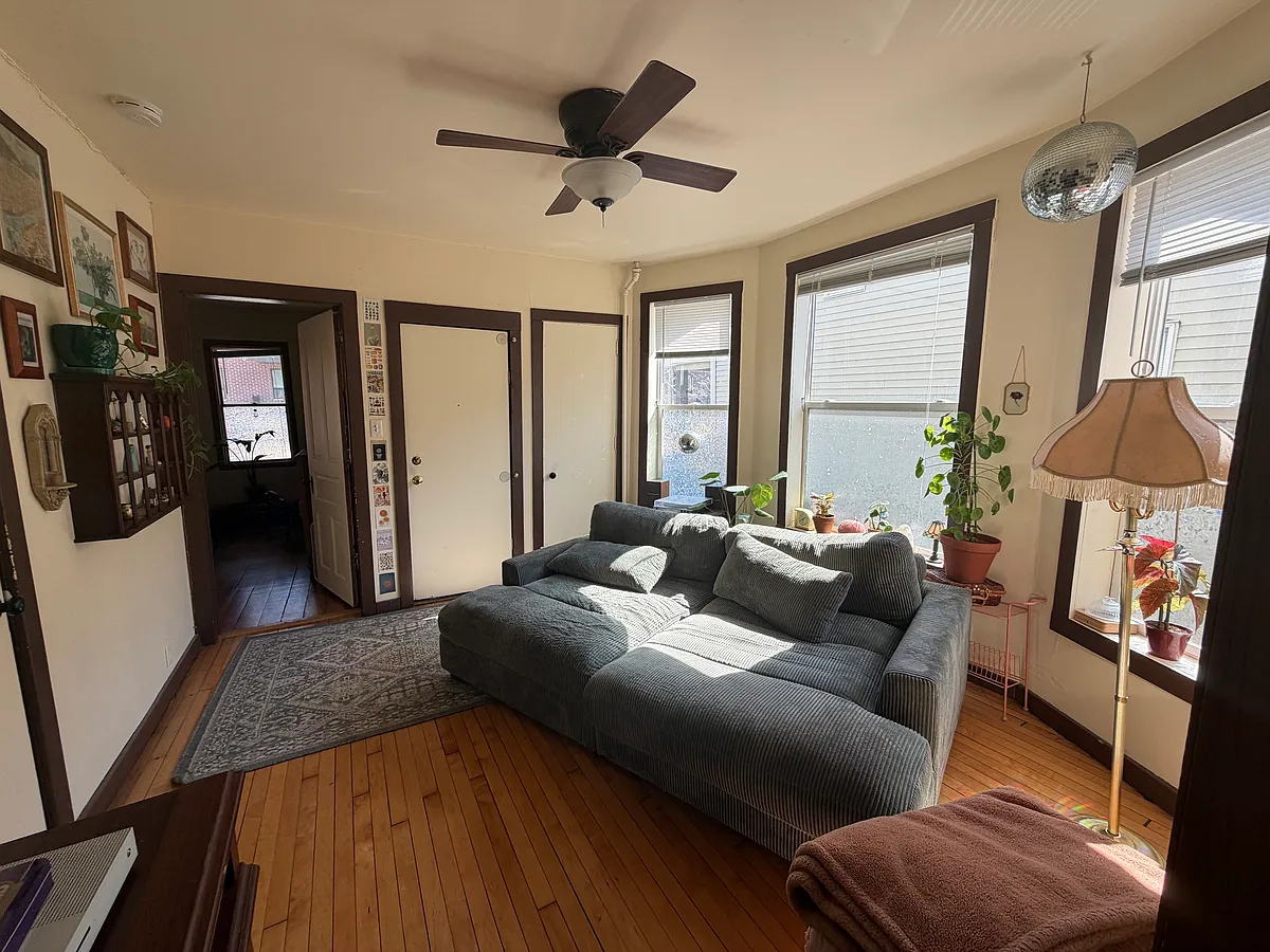 Building Photo - 654 E Mifflin St #1